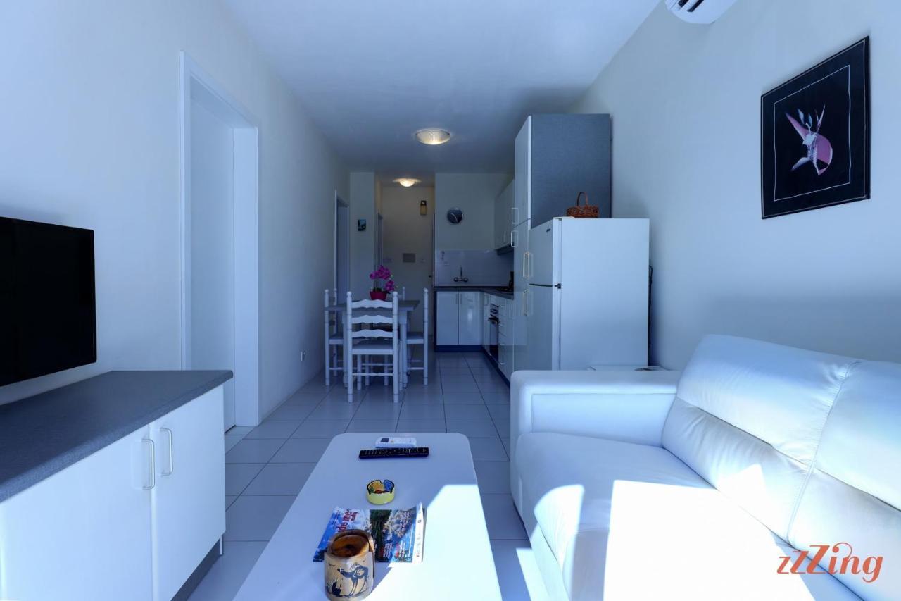Seaside Apt With Side Sea Views - New 멜리에하 외부 사진
