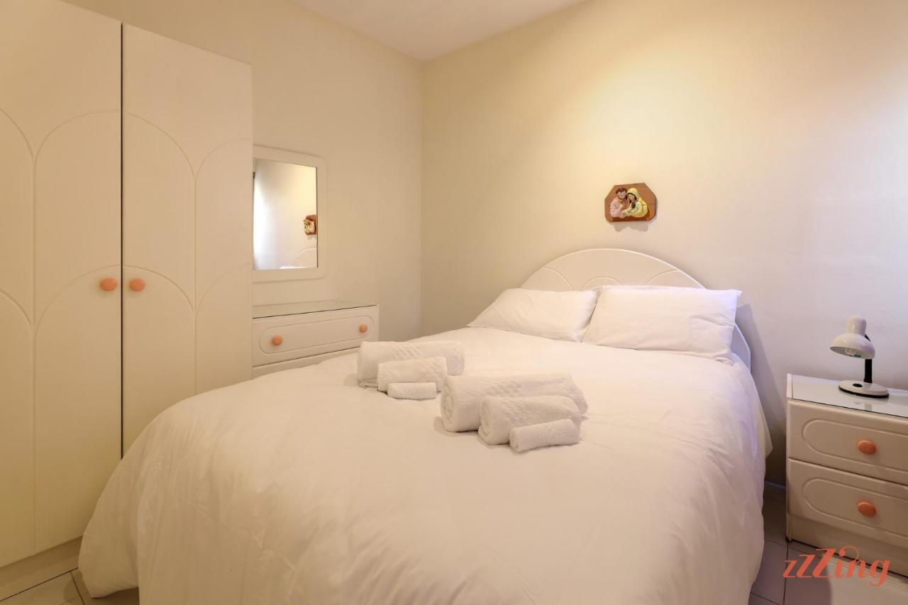 Seaside Apt With Side Sea Views - New 멜리에하 외부 사진