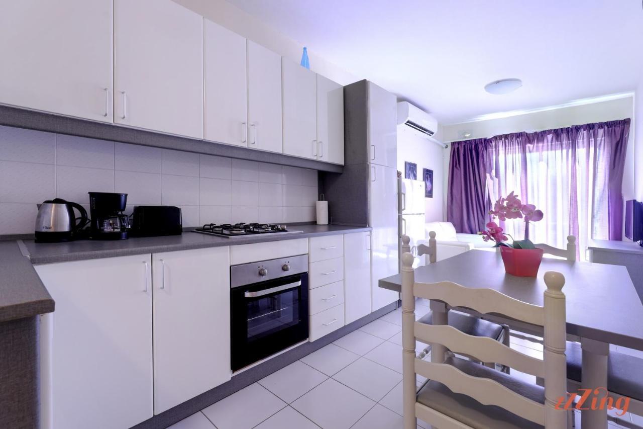 Seaside Apt With Side Sea Views - New 멜리에하 외부 사진